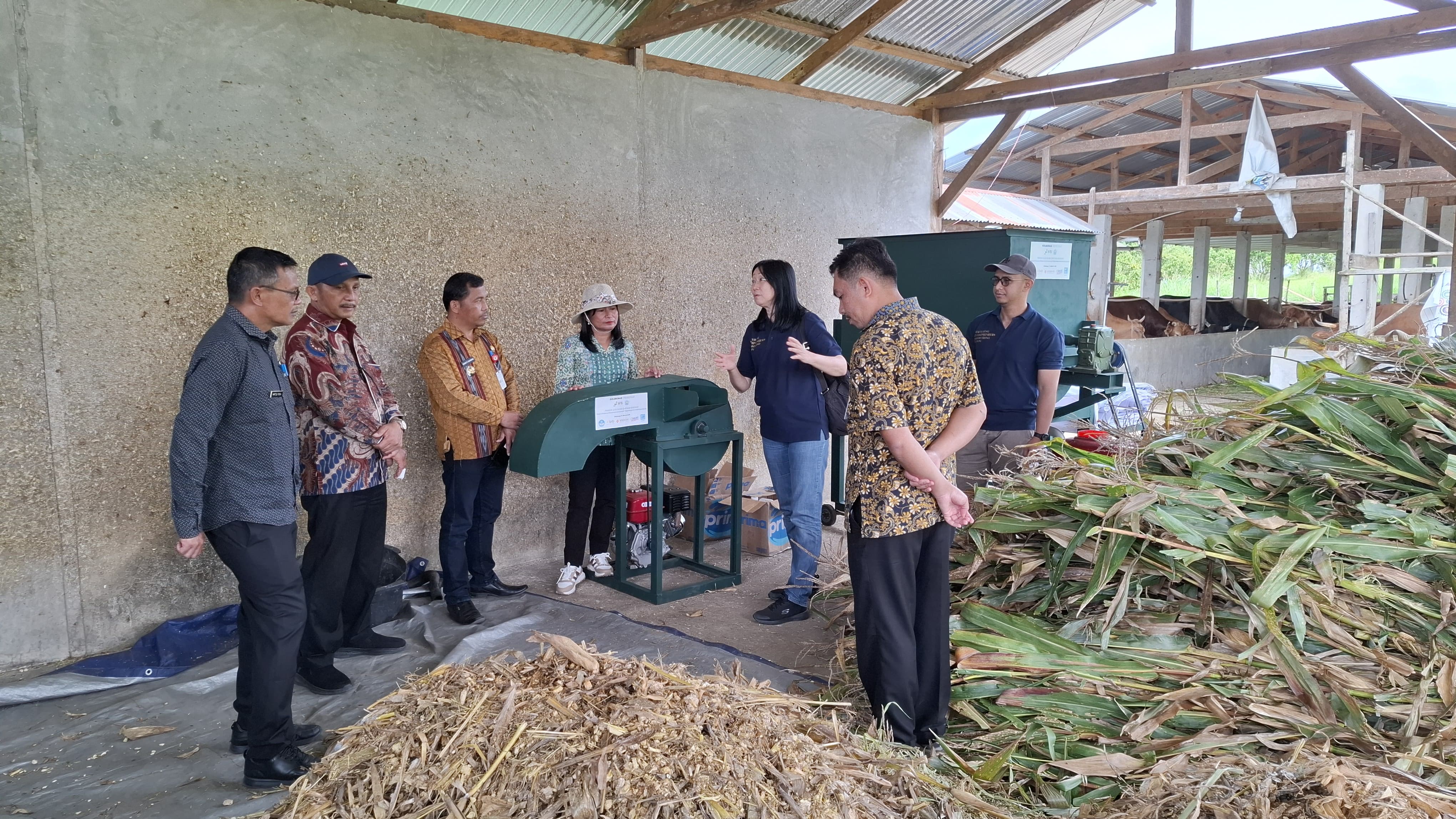 Penyerahan dan Uji Coba Mesin Pupuk Organik oleh Politeknik Wilmar Bisnis Indonesia di BUMDES Siponjot Jaya